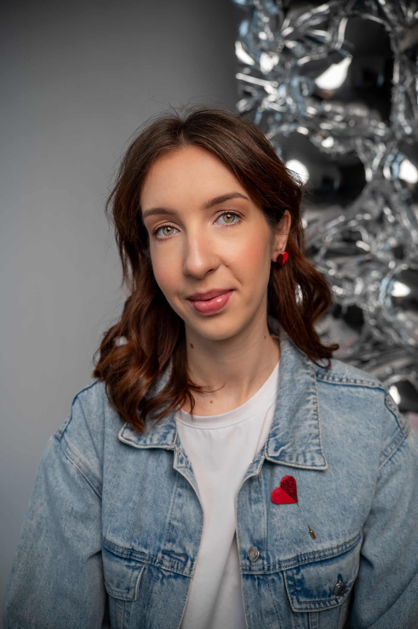 Sirds broša Sarkana