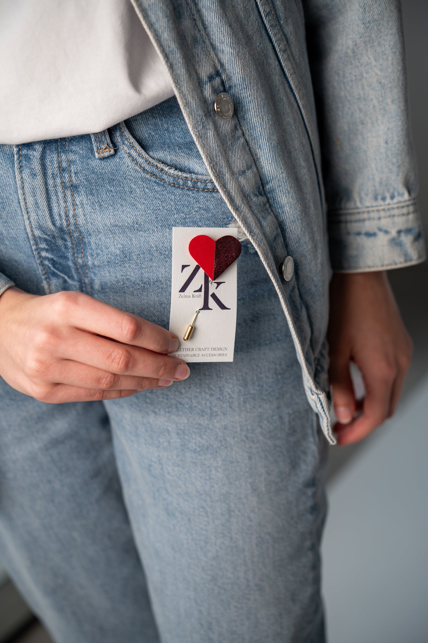 Sirds broša Sarkana