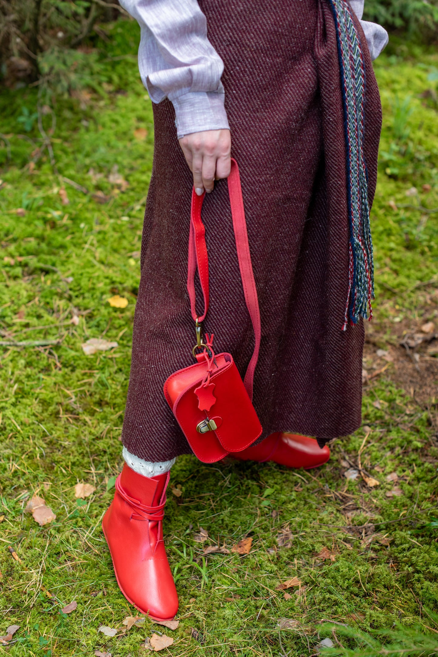 Zābaki Sarkani pusspīdīgi