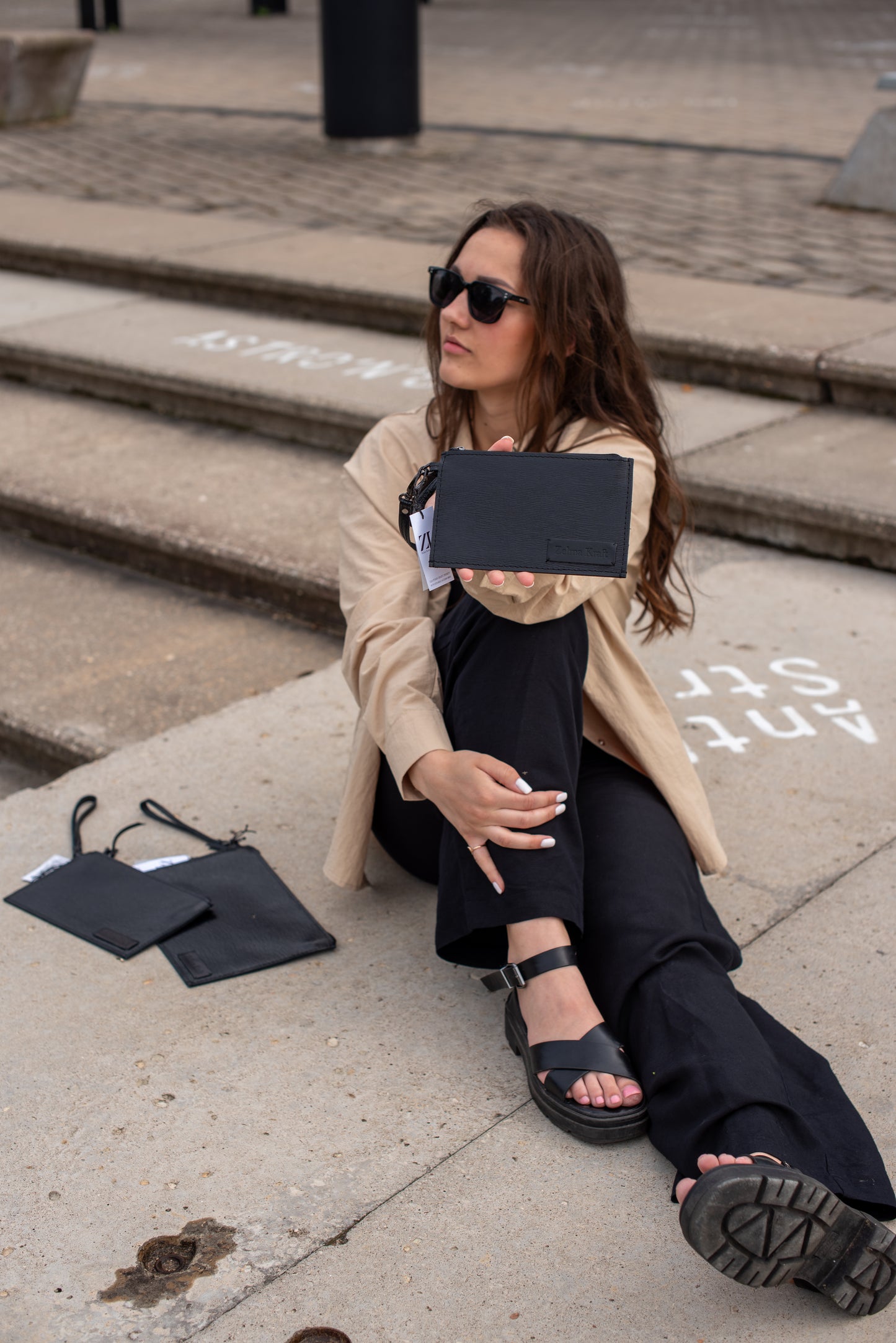 Rokas maks Melns Pusspīdīgs