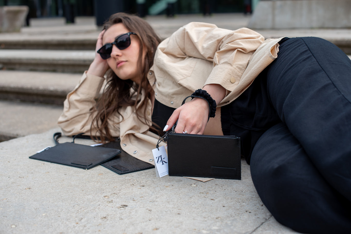 Rokas maks Melns Pusspīdīgs