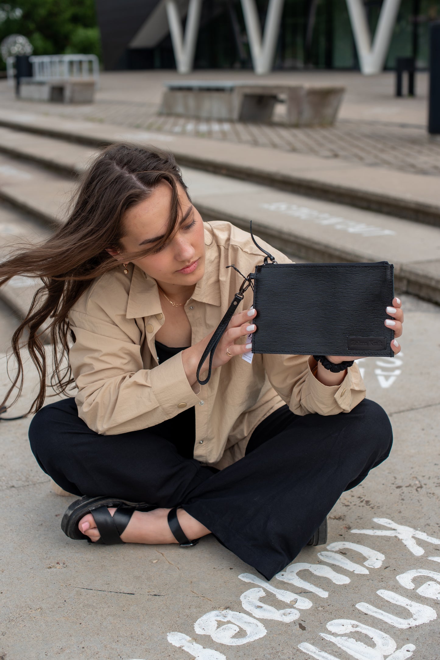 Rokas maks Melns Pusspīdīgs