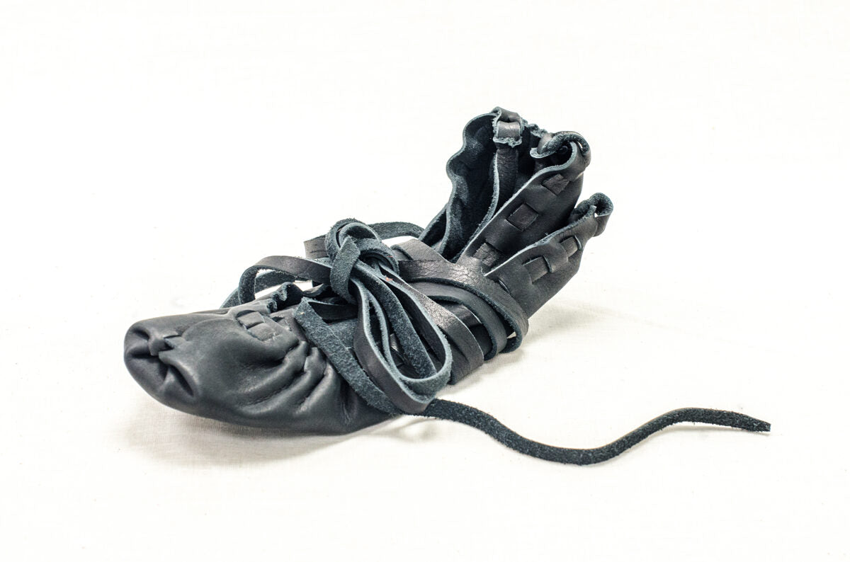 Постолы черные