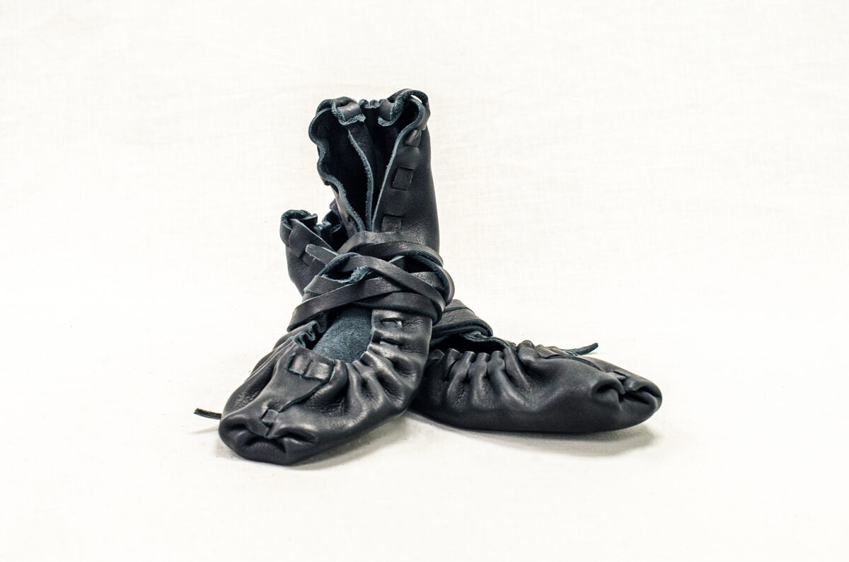 Постолы черные