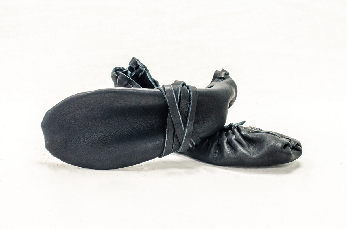 Постолы черные