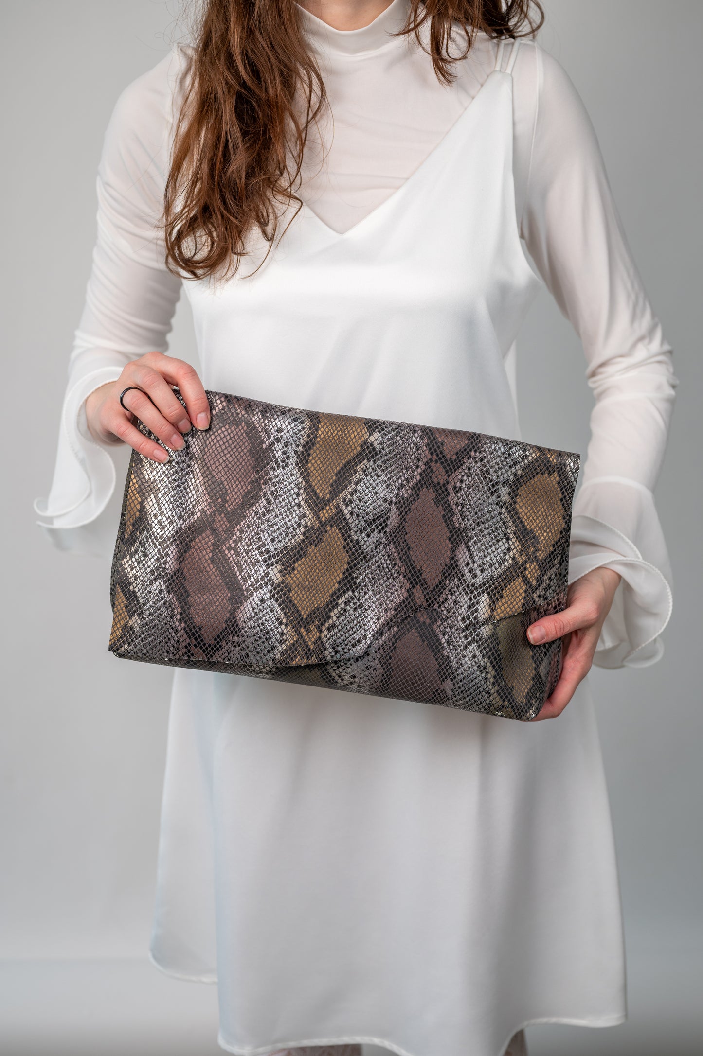 Clutch soma Čūskādas raksts tumši lillā