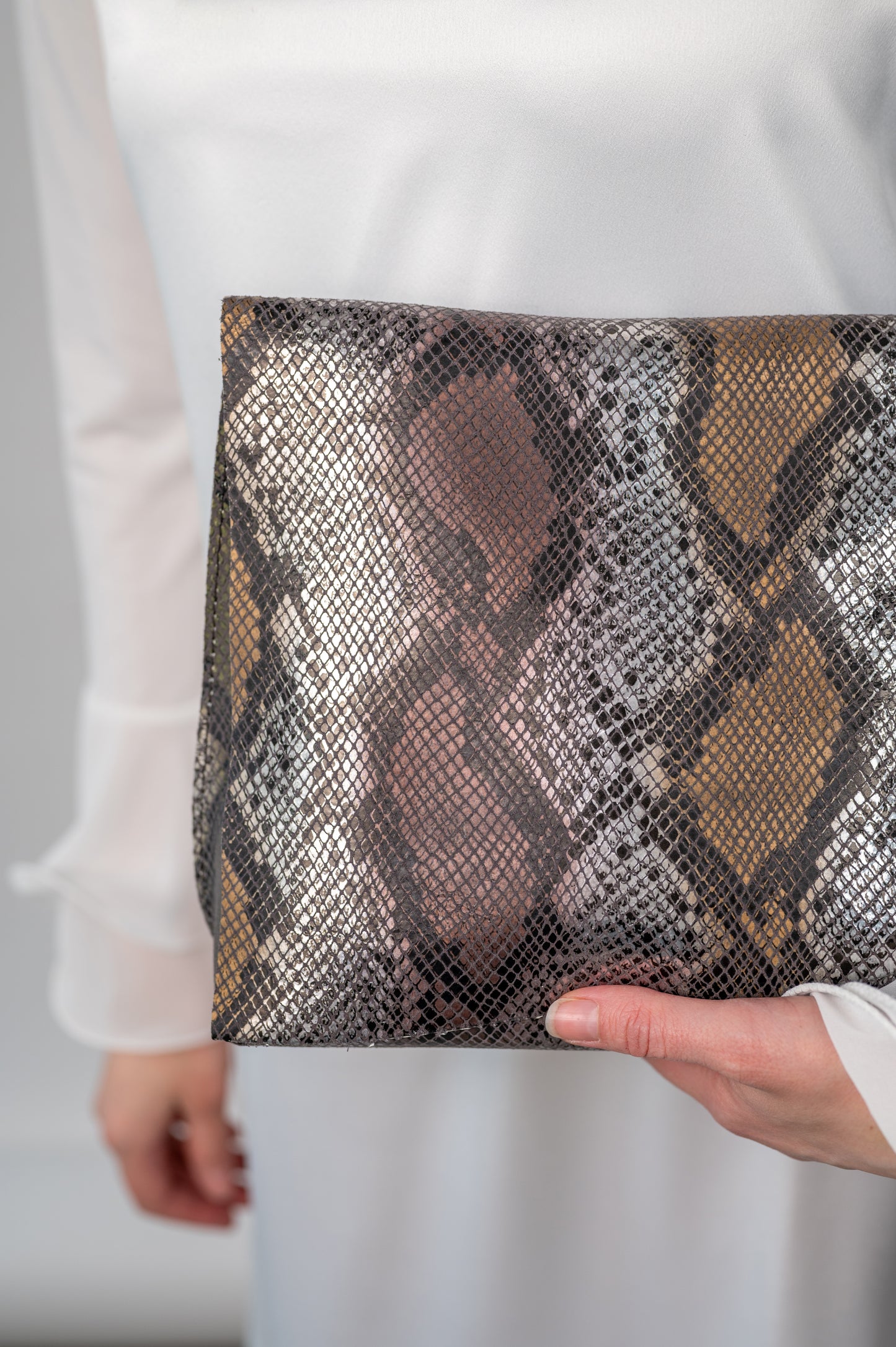 Clutch soma Čūskādas raksts tumši lillā