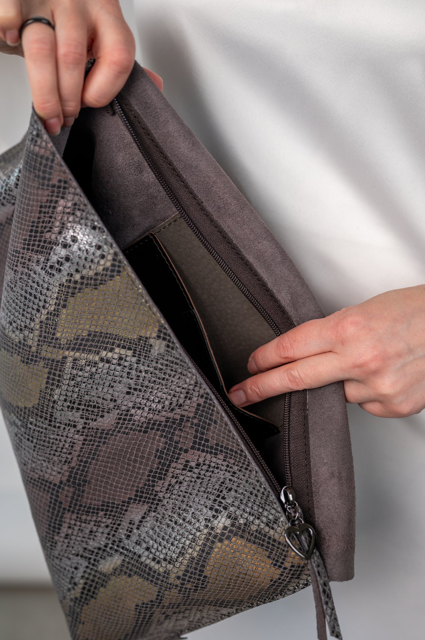 Clutch soma Čūskādas raksts tumši lillā